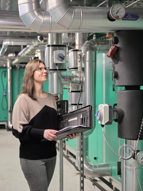 Vor Ort bei der Produktion Seiler Käserei AG in Giswil: Kontrolle der Ausführung und Abstimmung mit den beteiligten Gewerken. (Bilder: Janmaat Fotografie, zVg)